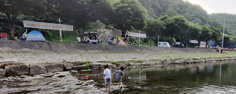 주차장 밑으로 계단이 있고 자갈밭이 있는 사진