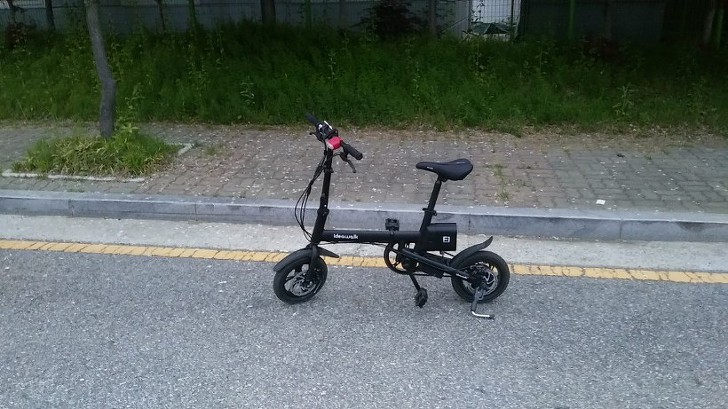 Ideawalk F1 electric bike standing on the roadside outdoors