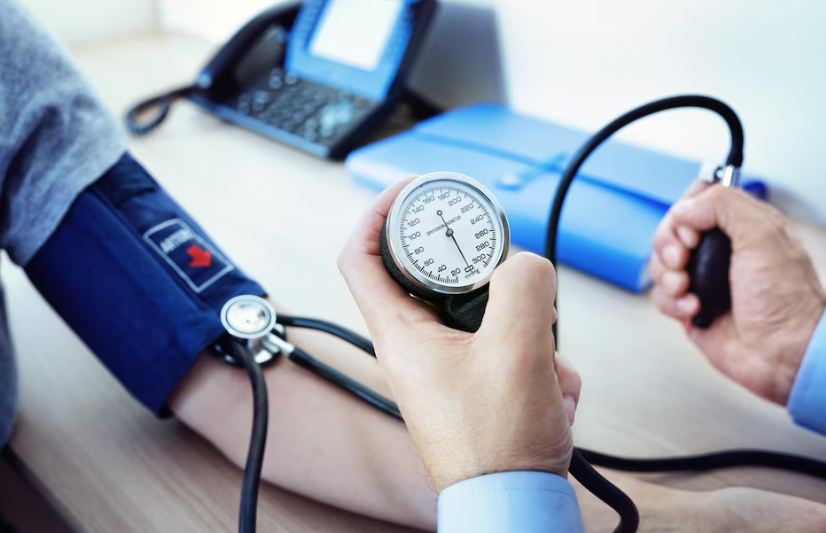 혈압을 측정하는 모습