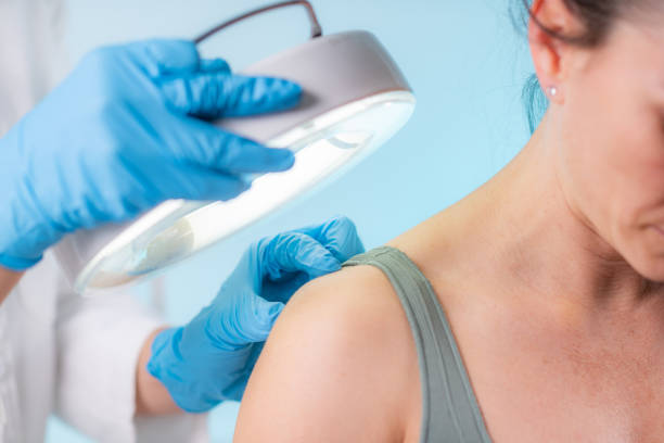 증상이 심할 경우 호흡곤란이나 어지럼증이 동반될 수 있어 반드시 피부과 진료를 받아야 합니다