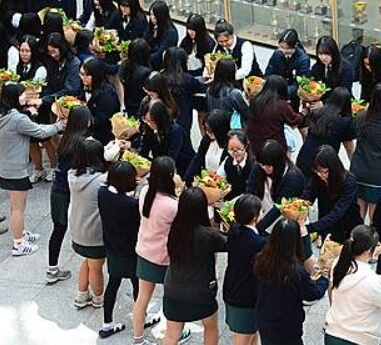 학교에서 응원받는 고3 수험생 모습