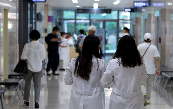지난 6월 대구 한 대학병원에서 의료진들이 이동하고 있다. 기사와 무관한 사진. [사진=뉴시스]