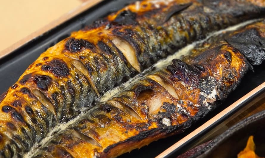 맛있게 구워서 요리한 고등어가 접시에 담겨 있다