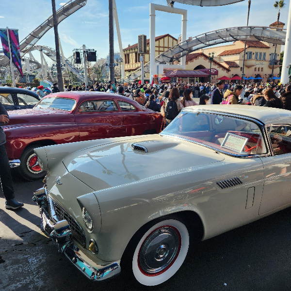 미국 올드카가 전시되어 있는 조닝. 옛날 미국 거리를 느낄 수 있다.