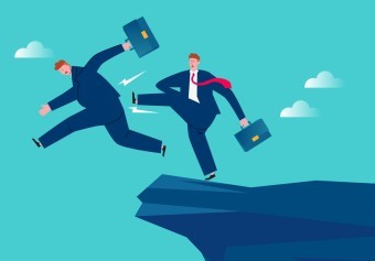 믿었던-사업-파트너가-절벽-앞에서-상대방을-발로차-아래로-떨어뜨리는-모습