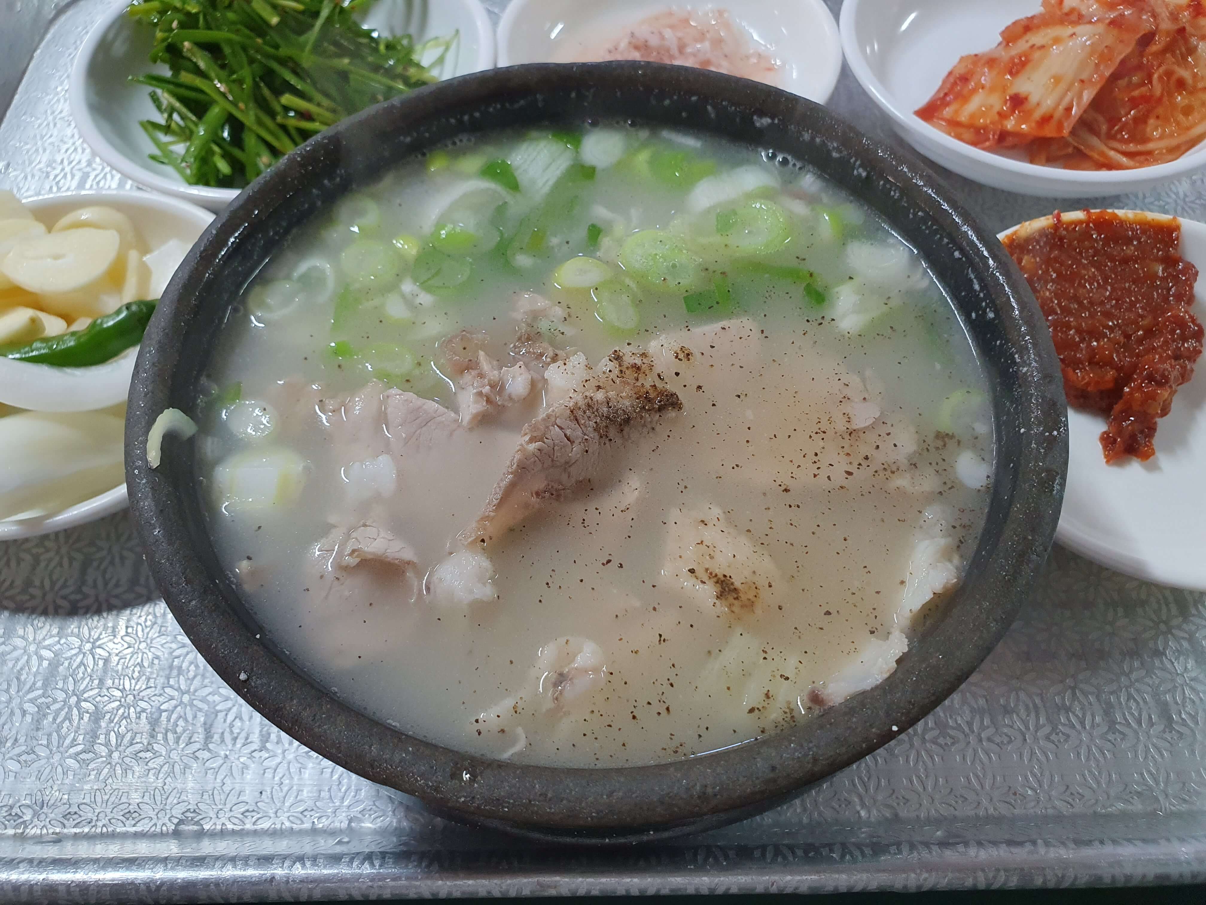 밥이 말아져서 나오는 돼지국밥