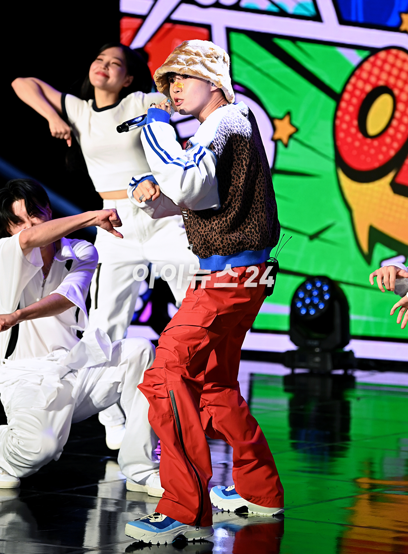 가수 김재환이 20일 오후 서울 강남구 일지아트홀에서 열린 여섯 번째 미니앨범 'J.A.M(잼) 발매 기념 미디어 쇼케이스에서 포토타임을 갖고 있다. [사진=곽영래 기자]