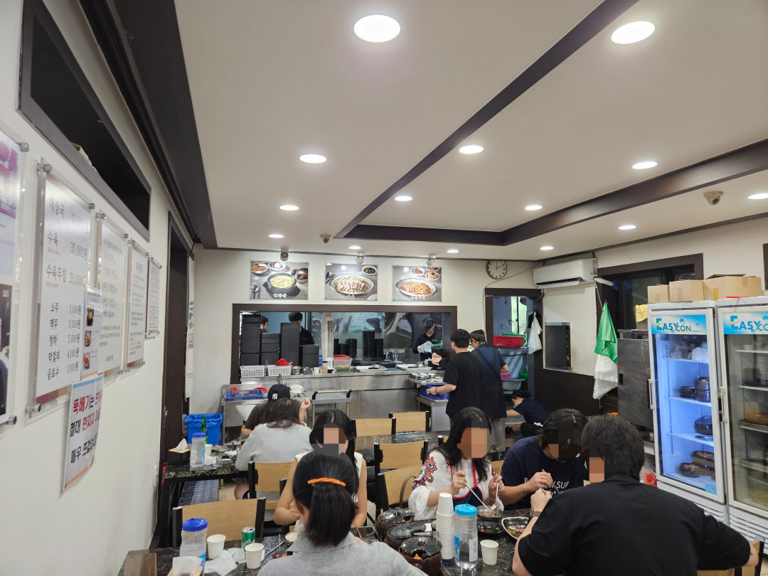 유치회관 매장 내부