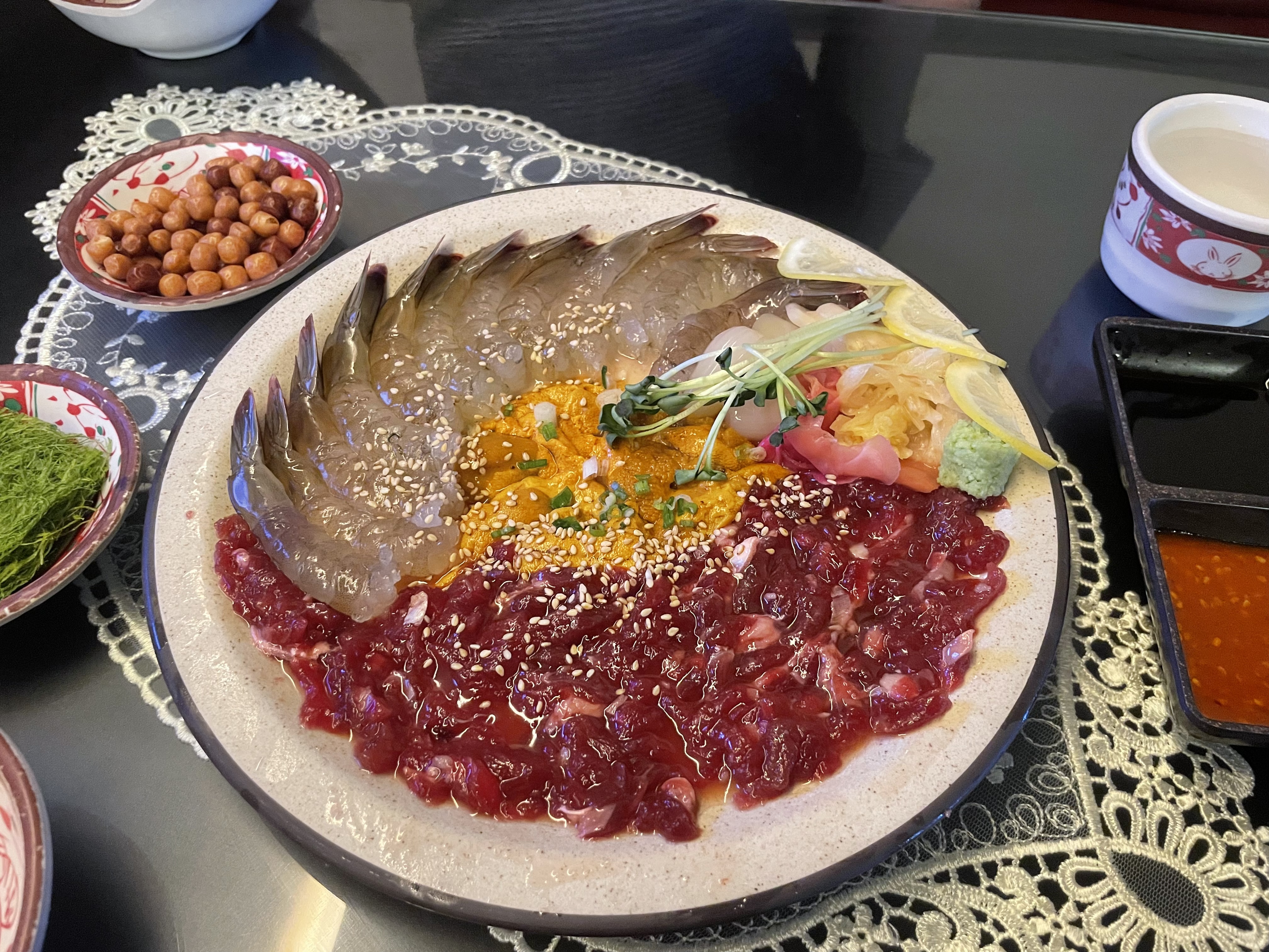 생새우 우니 육회 한 판