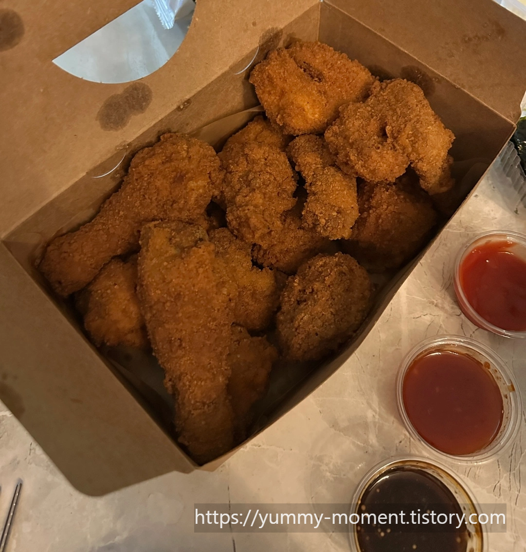 코코넛 바삭 후라이드 치킨 입니다.