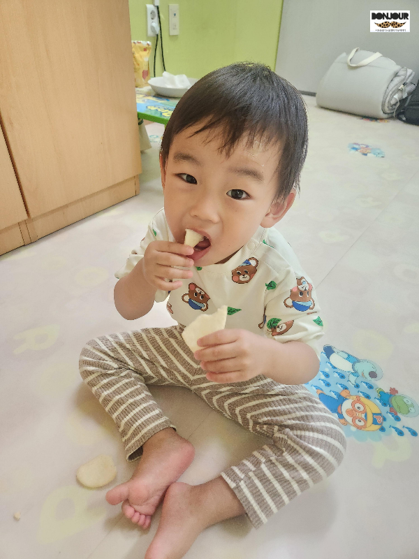 봉합 3개월 후에도 메피폼을 붙이고 노는 아기