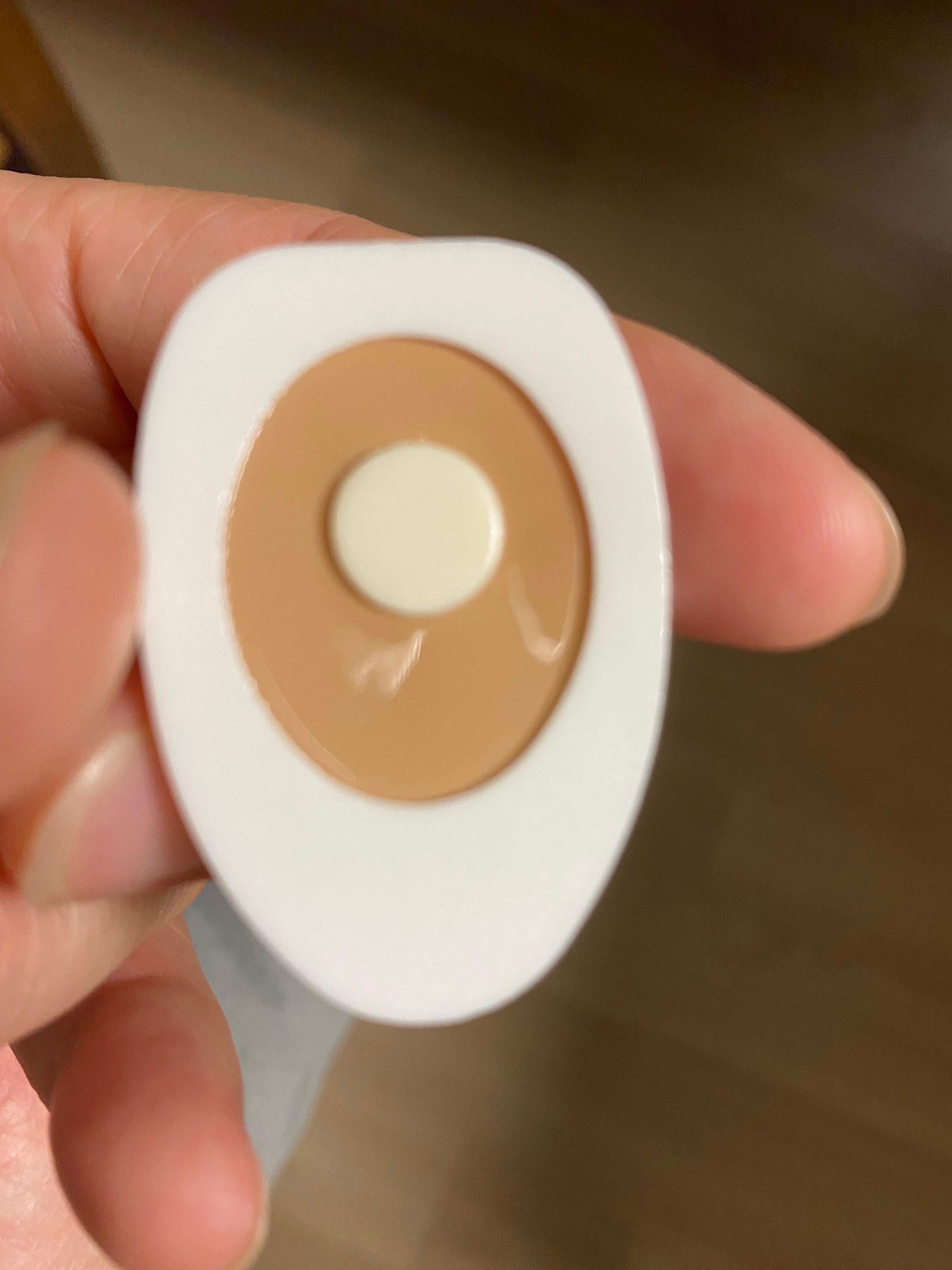 요렇게 생긴 밴드예요. 중간에 동그라미 부분이 티눈에 닿게 붙여야해요.