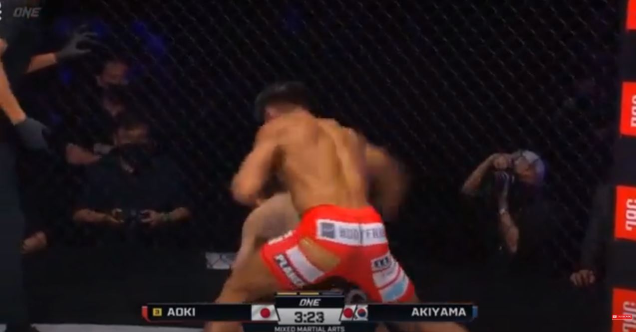 케이지에 몰린 아오키