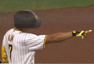 김하성 선수가 샌디에이고 유니폼을 입고 손가락짓 하는 모습