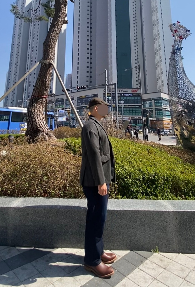 데일리룩('26. 4. 5.)와일드브릭스 헤링본 헌팅캡, 빈티지 헤링본 블레이저 재킷, 무신사스탠다드 슬리브 티셔츠, 무신사스탠다드 생지 데님 팬츠, 레드윙 페코스 1155 부츠