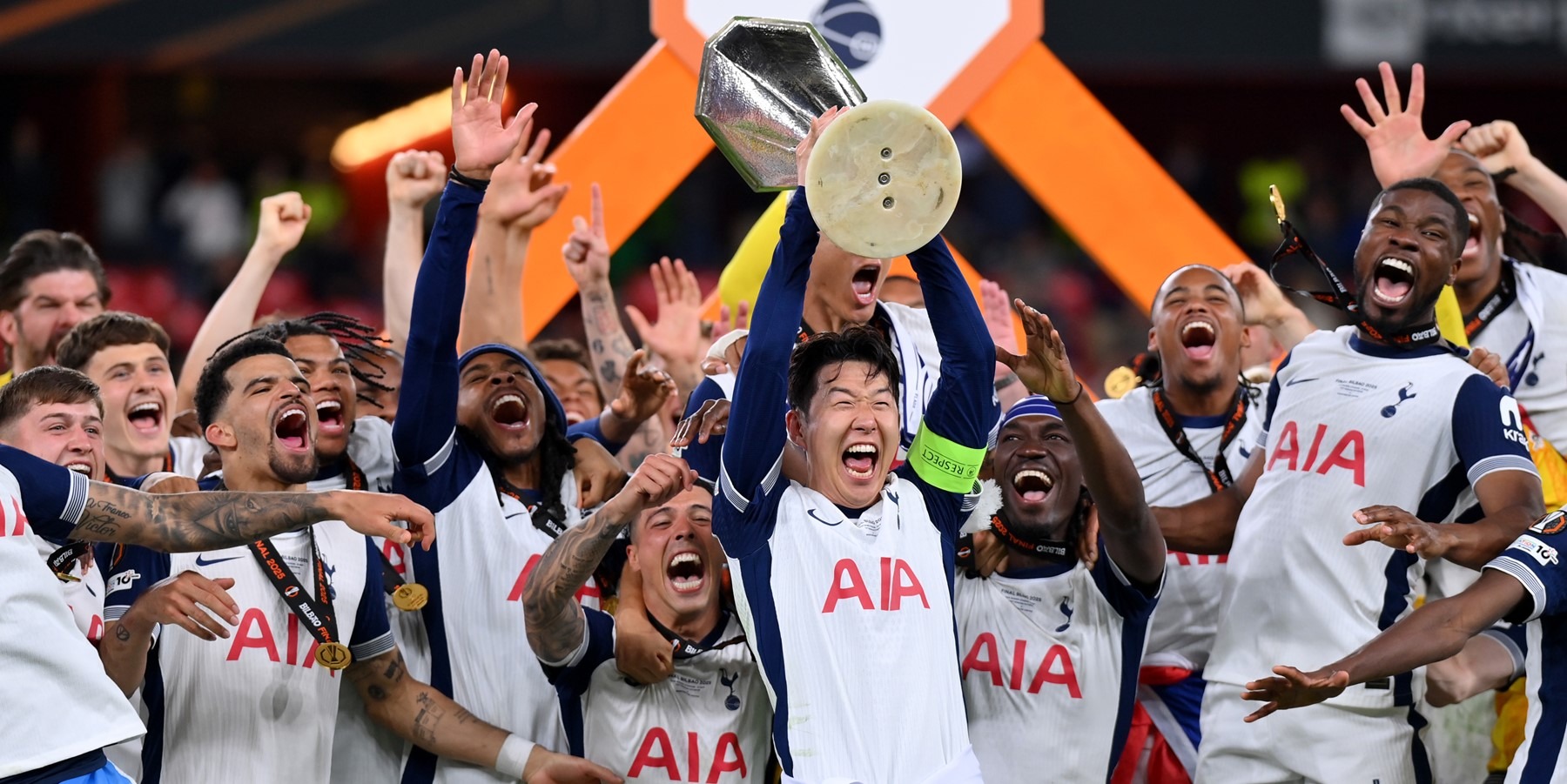 토트넘의 주장 손흥민의 트로피 세레모니