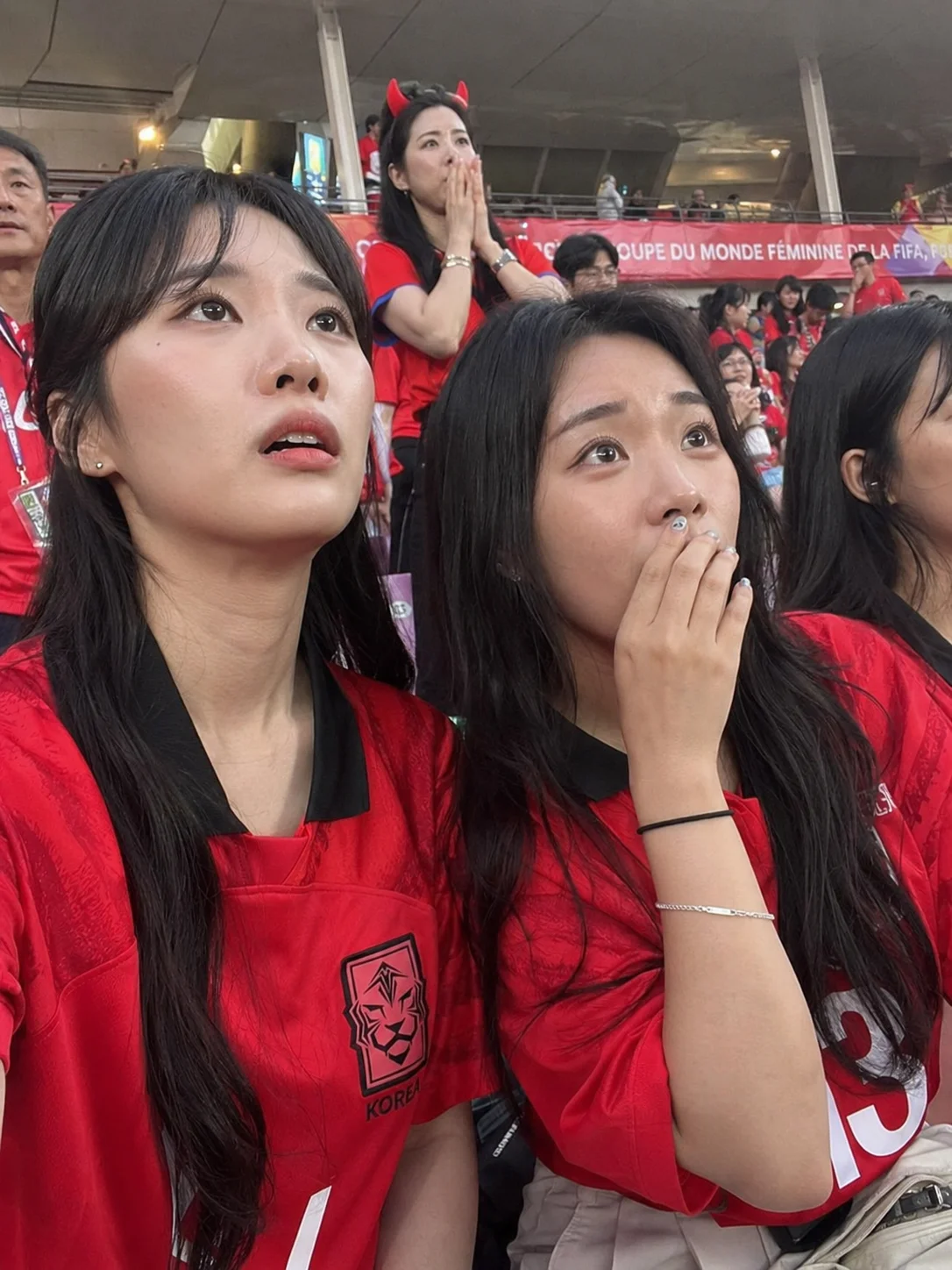 관중석에서 포착한, 리얼한 현장감의 한 조각, 챗 GPT 무료 이미지 생성