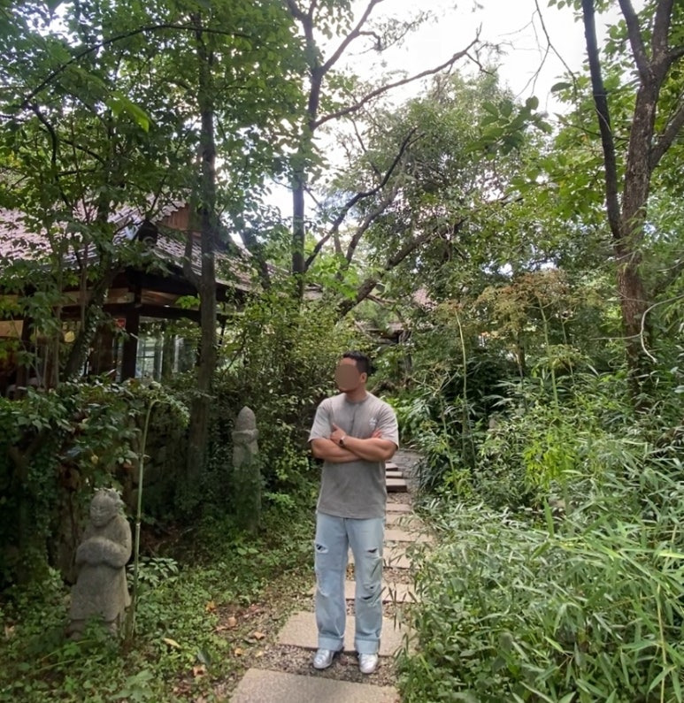 데일리룩(2025. 9. 14.)크림소다랩 스톤워싱 피그먼트 그레이화이트 반팔 티셔츠, 에러스익셉티드 데님팬츠 데미지진 무파진 연청바지, 오니츠카타이거 멕시코 실버, 카시오 실버