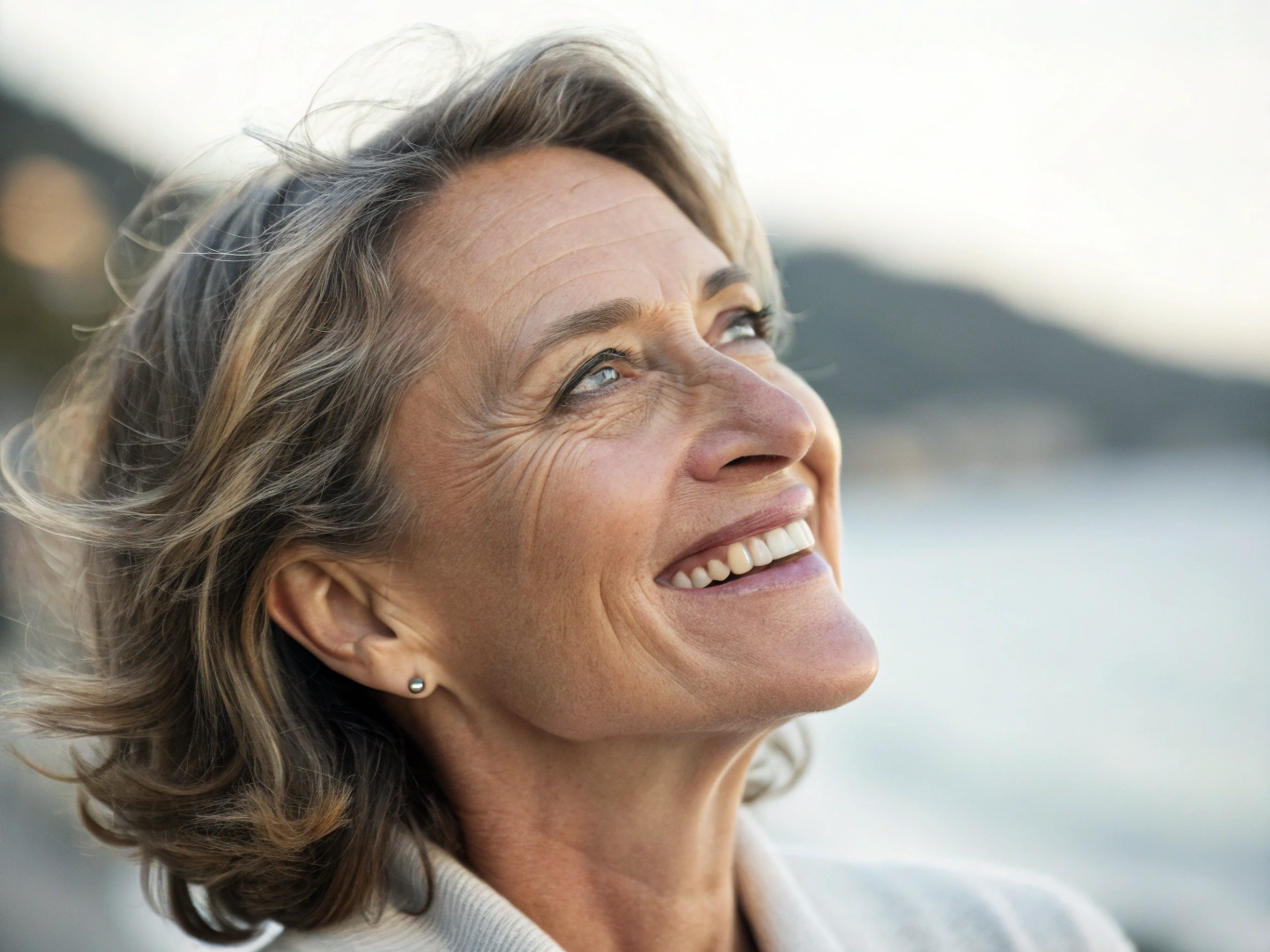 중년의 여성이 건강하게 웃고있는 모습