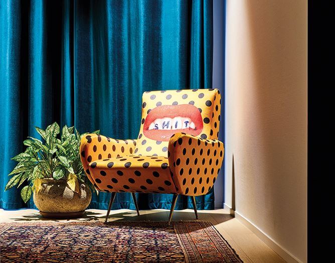 맥시멀리스트 인테리어 의자