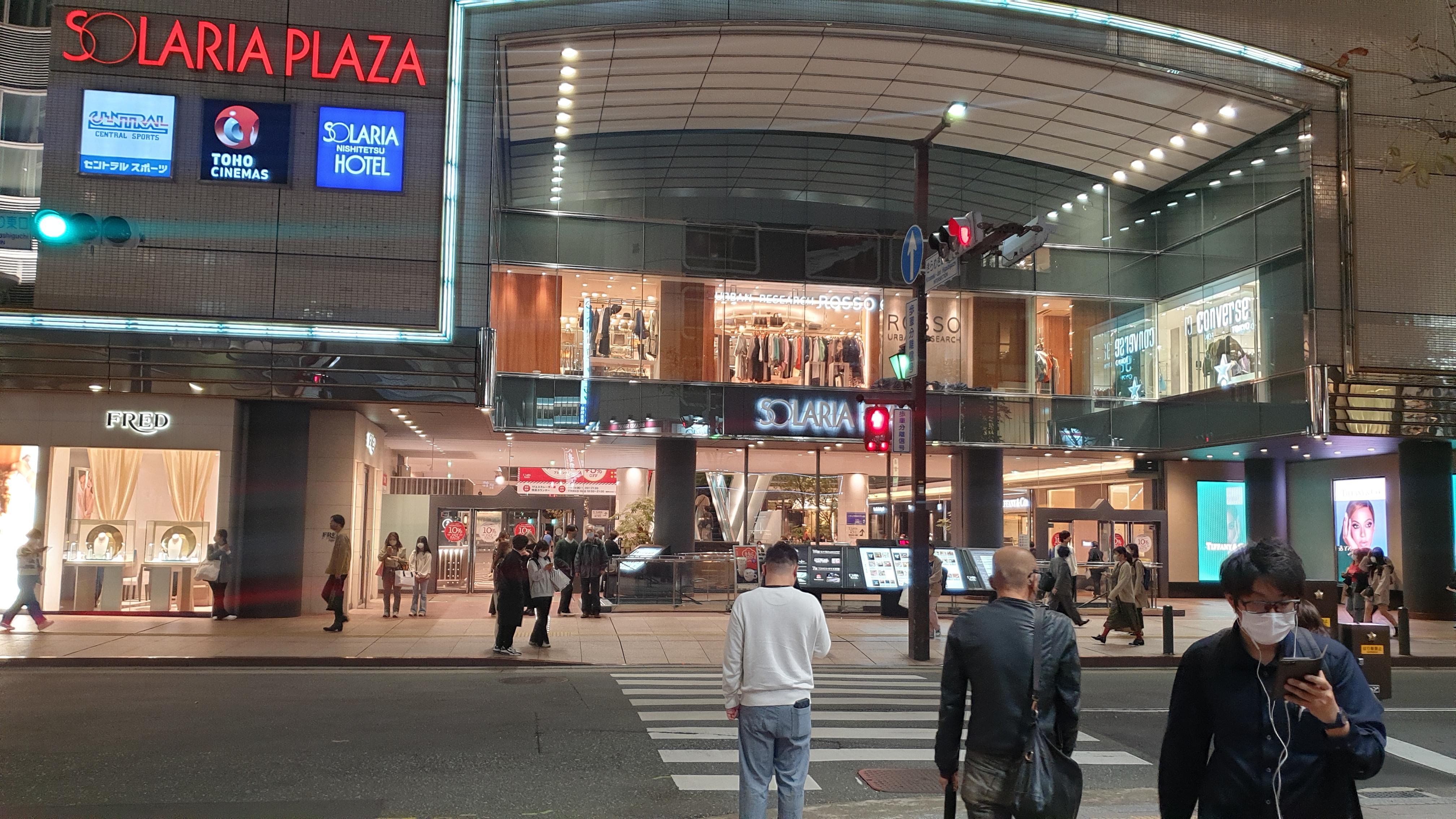 솔라리아 프라자 앞 횡단보도의 모습