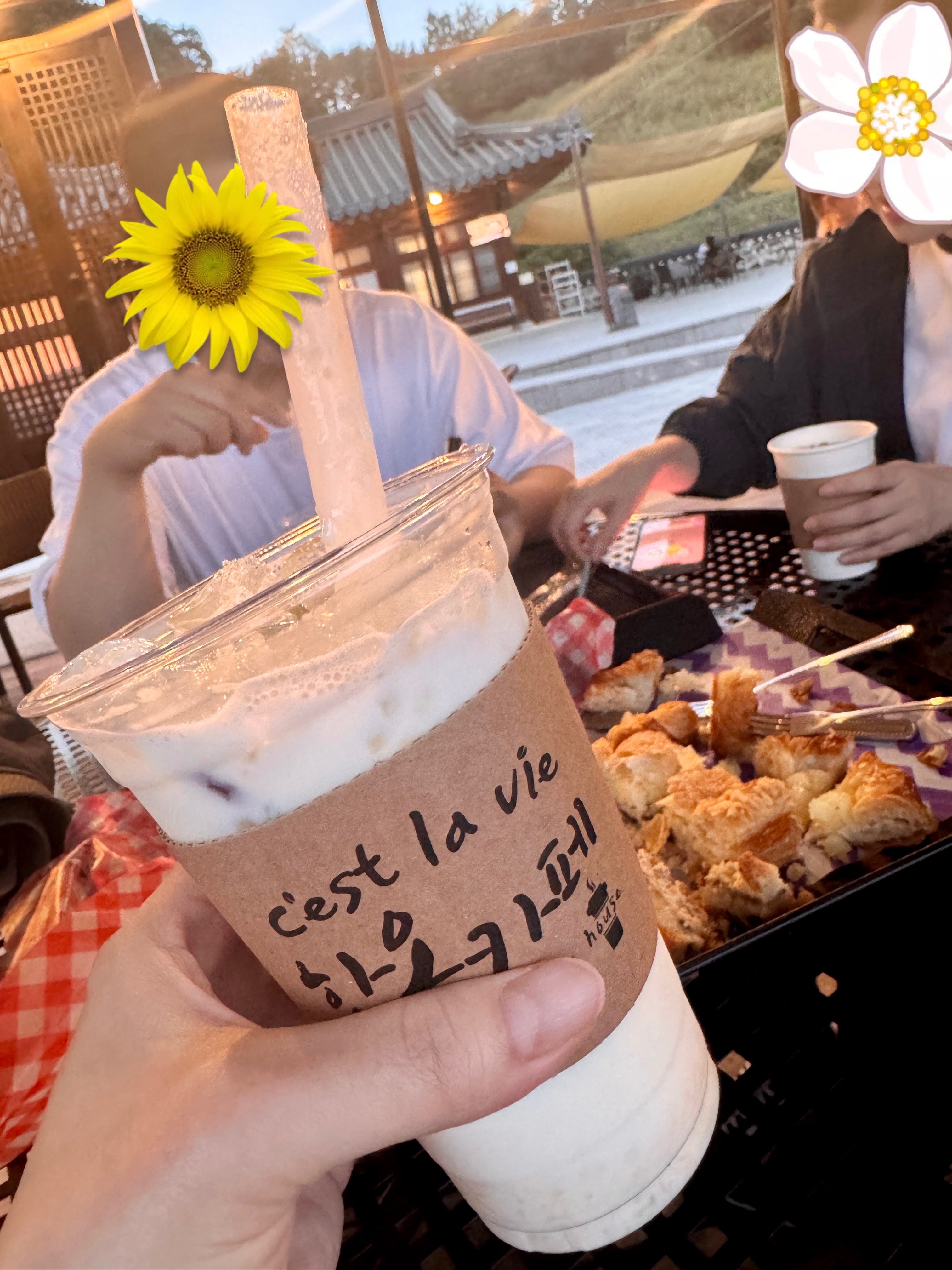 장독대가 보이는 세라비 한옥카페 야외 자리에서 가족들과 티타임