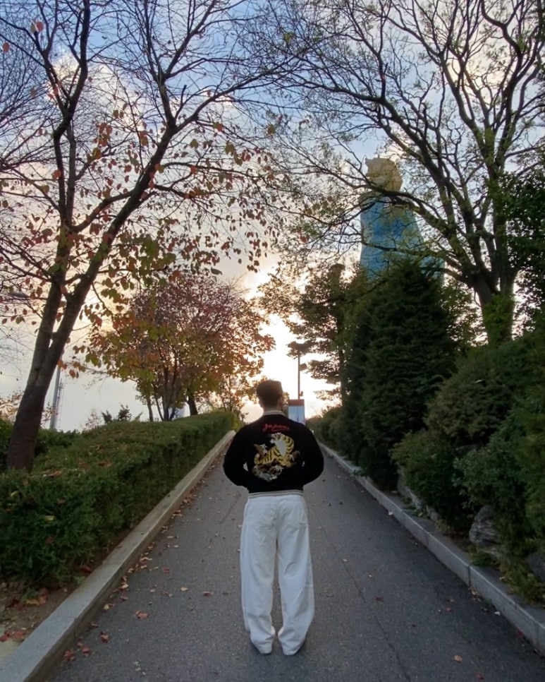 데일리룩(2024. 11. 3.)NONSTOCK 리버시블 스카잔 자켓 논스탁 브론슨 SUKAJAN 호시히메 자수자켓, 무신사스탠다드 무신사 데님 와이드 벌룬 팬츠, 반스 체커보드