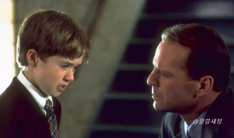 식스센스에서 아이와 눈을 맞추려는 브루스 윌리스