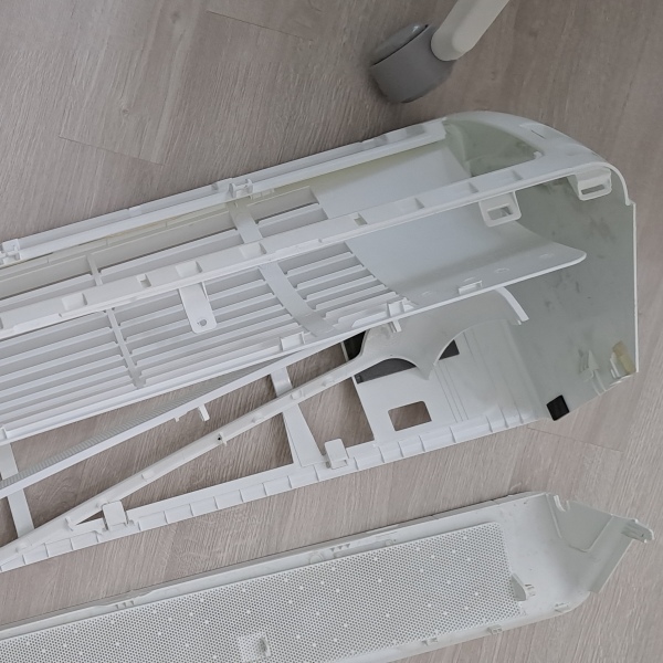 벽걸이 에어컨이 분해되었어요.