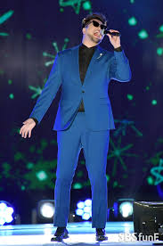 무대 위 공연 중인 가수