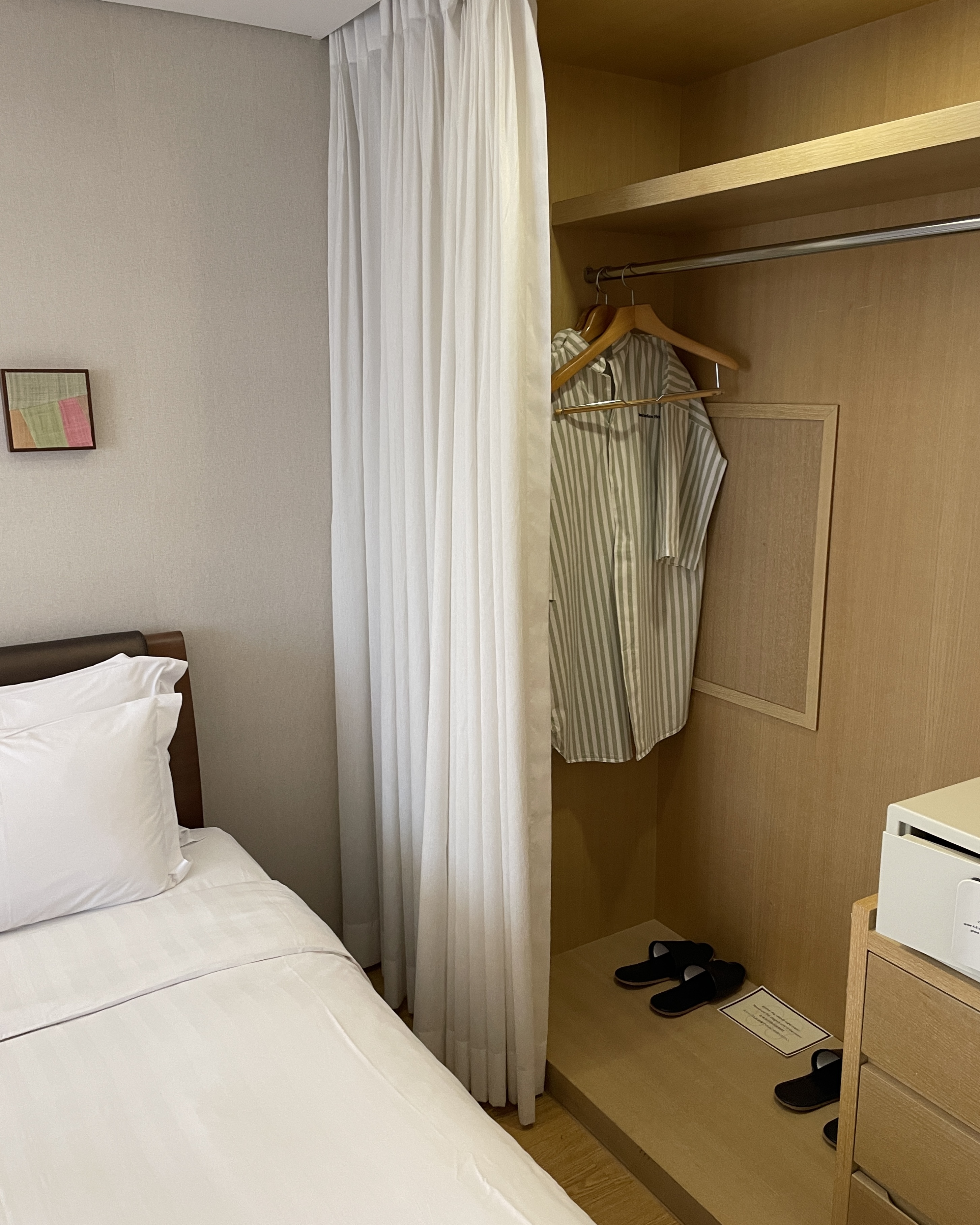 침실 왼쪾의 옷장의 모습.