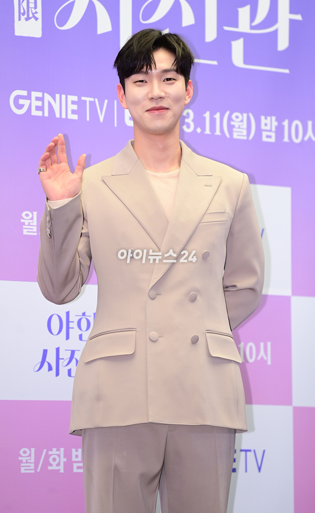 배우 유인수가 11일 오후 서울 마포구 스탠포드호텔에서 열린 지니 TV 오리지널 &#39;야한(夜限) 사진관&#39; 제작발표회에서 포즈를 취하고 있다. [사진=정소희 기자]