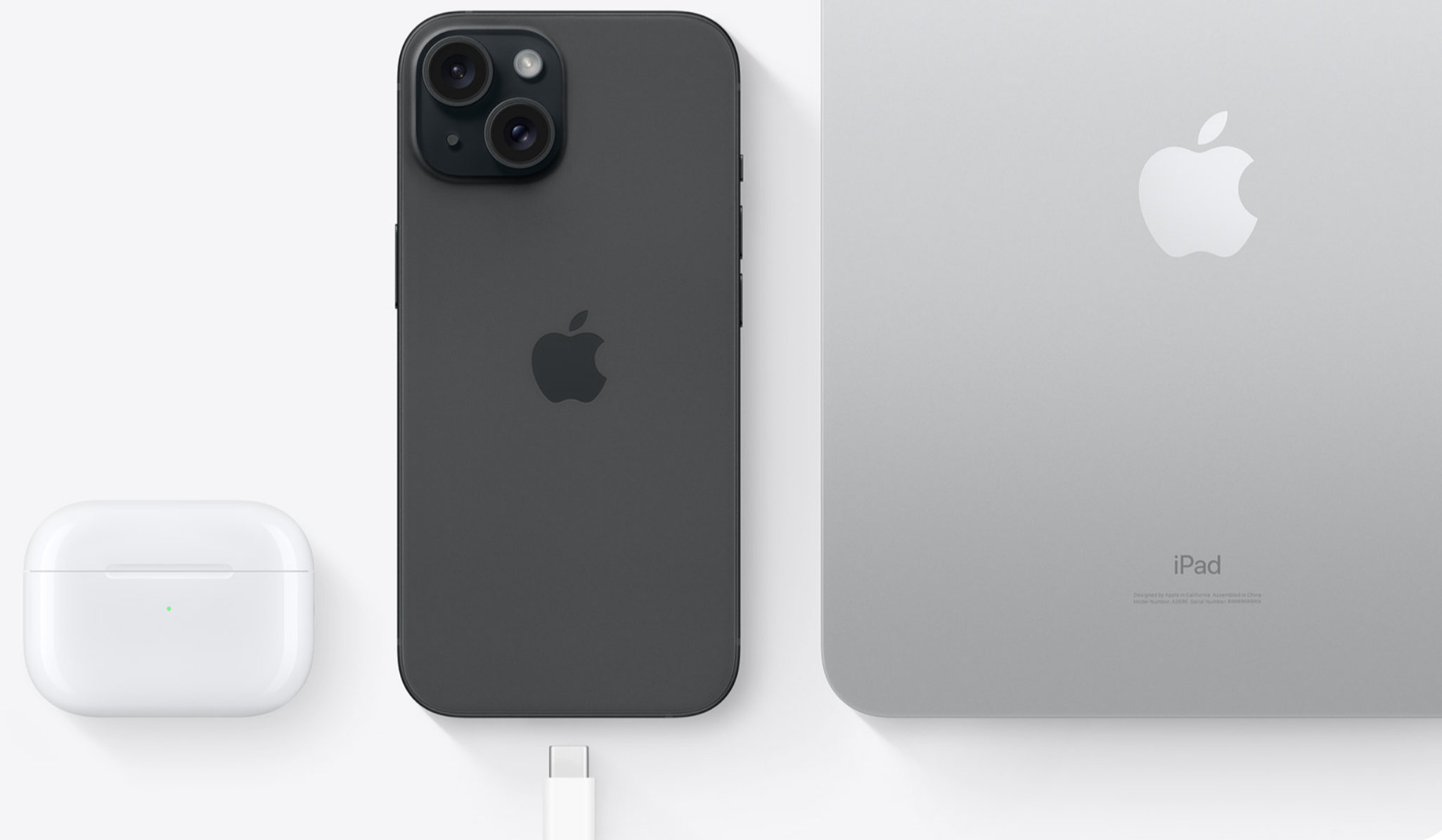 에어팟, 아이폰, 아이패드의 모습.