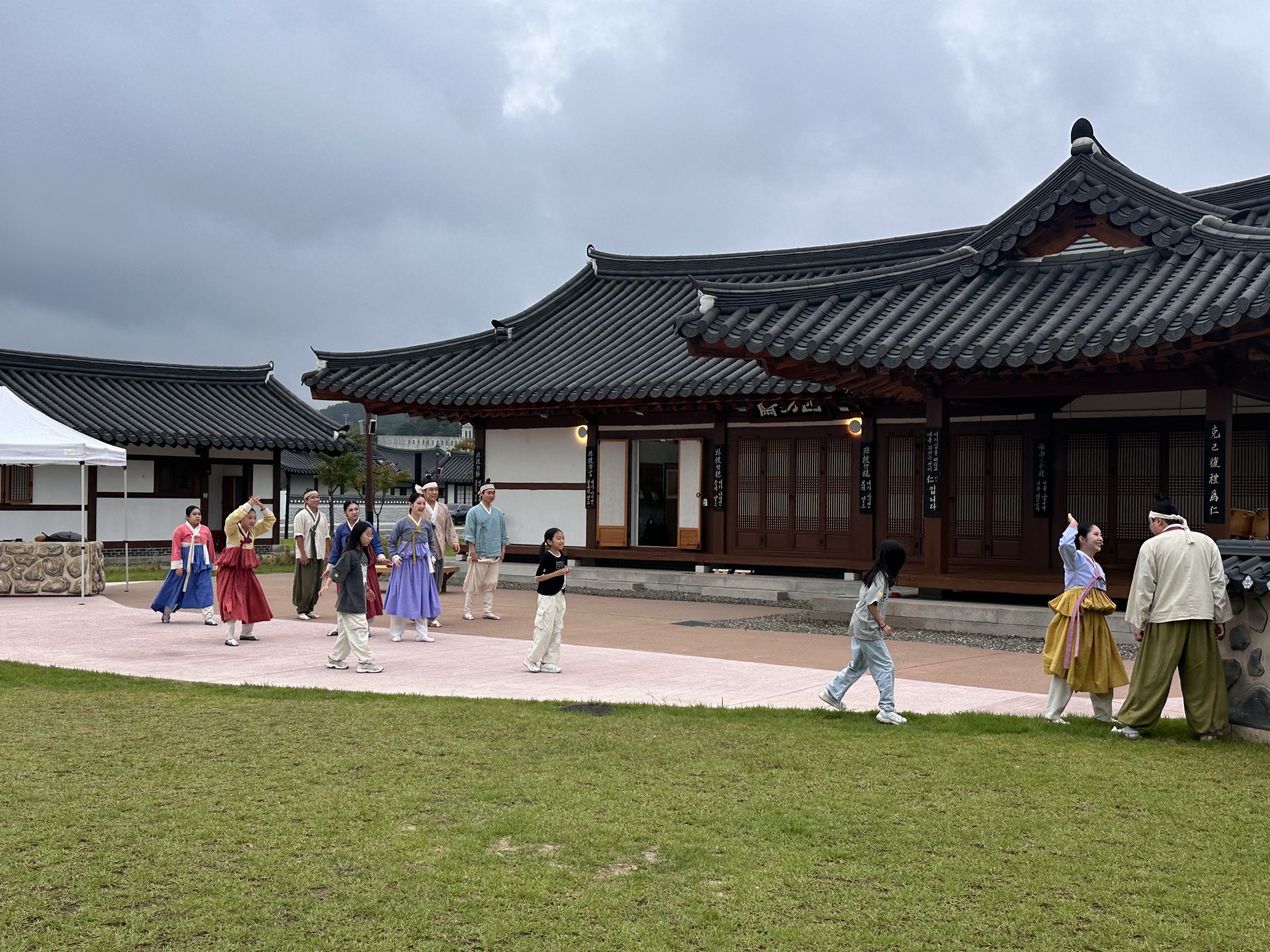 공연팀과 아이들의 무궁화꽃이피었습니다. 놀이중