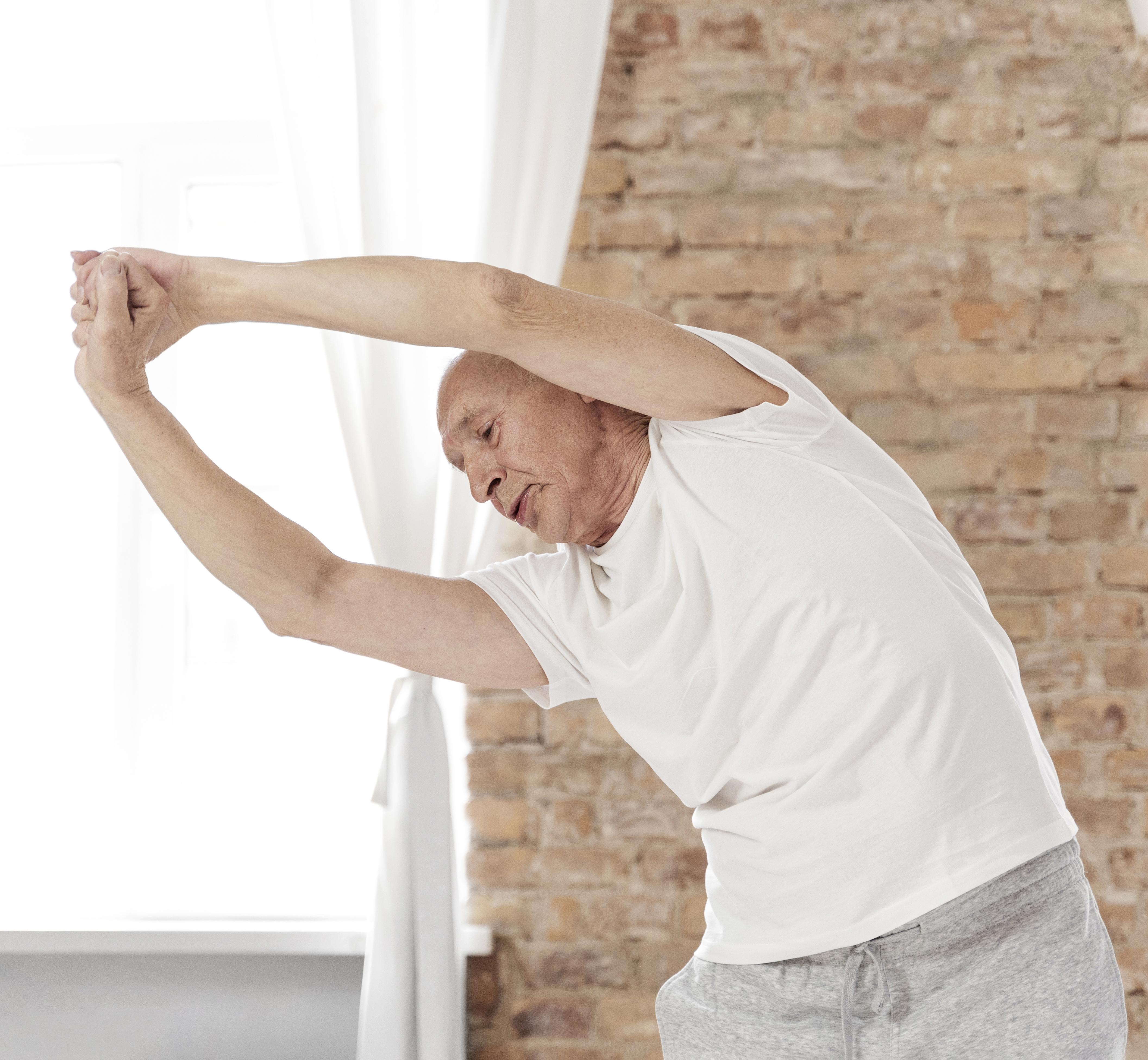 상체 스트레칭 중인 시니어 남성