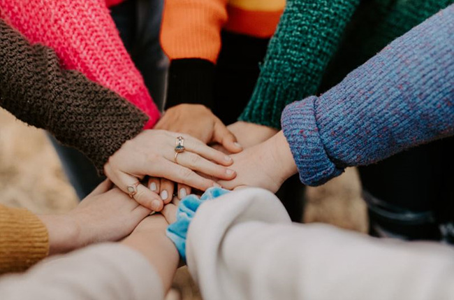 여러사람들이 손을 모아 찍은 사진, 커뮤니티 관련 사진