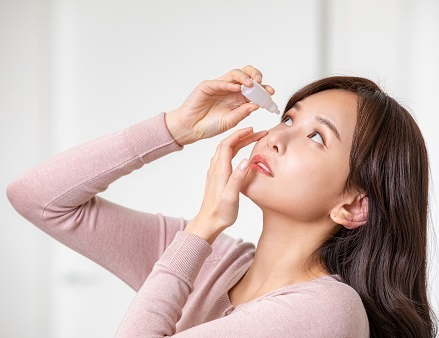 눈에 안약 넣는 여성