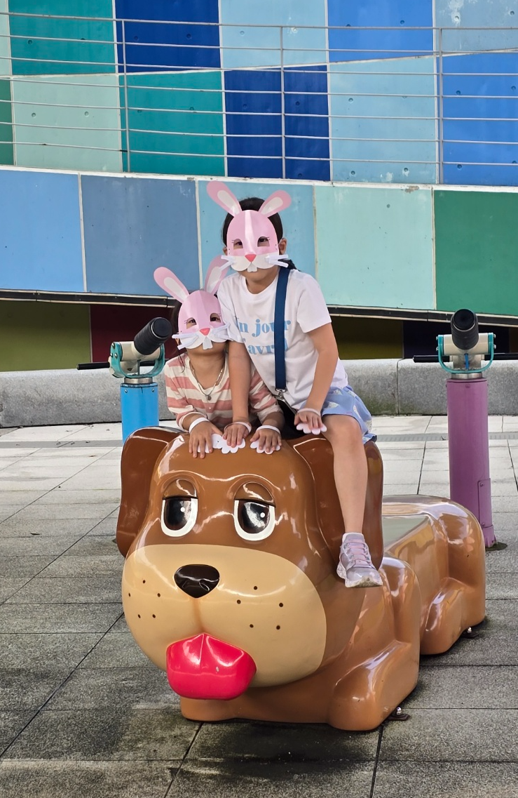 토끼 가면 쓴 사진