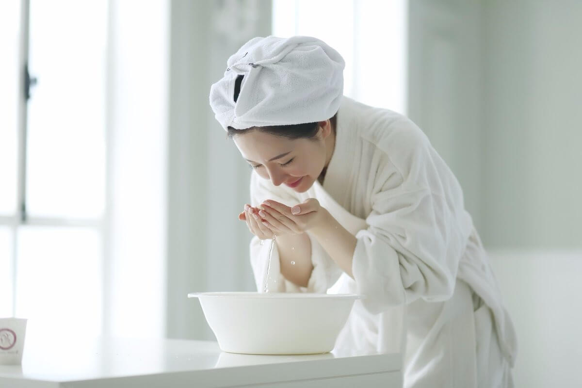 지성 피부 클렌징 순서 단계별 안내 이미지로 1차 클렌저와 2차 클렌저를 활용한 올바른 세안 방법을 보여주는 피부 관리 정보 그래픽