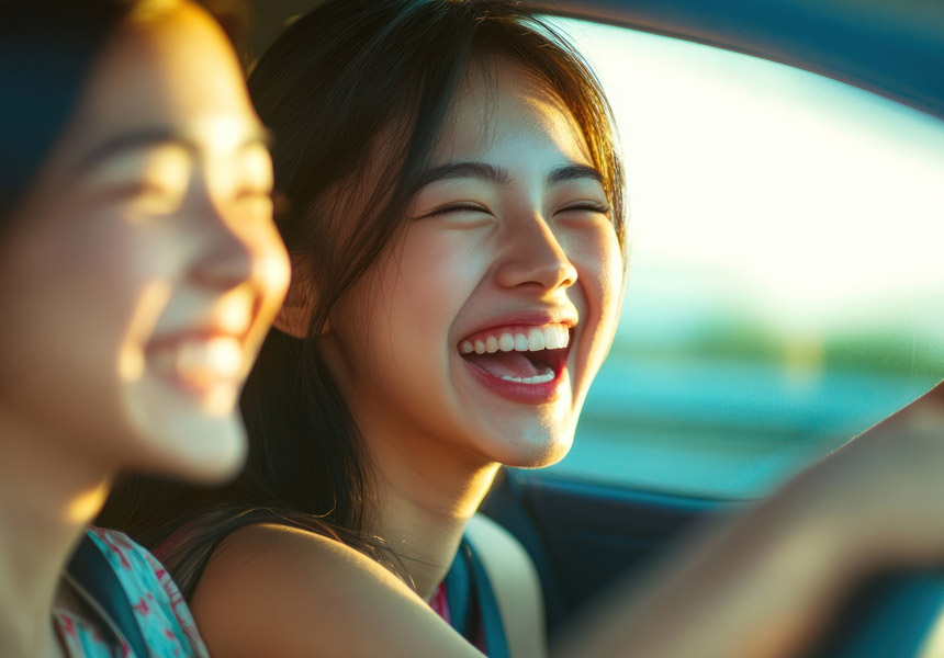 추석 장거리 운전 중 즐겁게 웃는 여성들의 모습