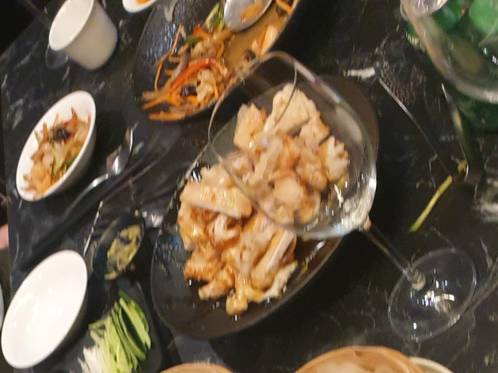 테이블 위에 꿔바로우와 양장피가 보인다. 양장피는 거의 다 먹었다.