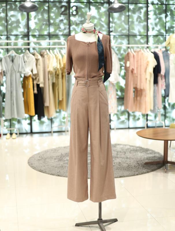 듀엘 스퀘어넥 니트 배색 점프슈트 L222PSE058