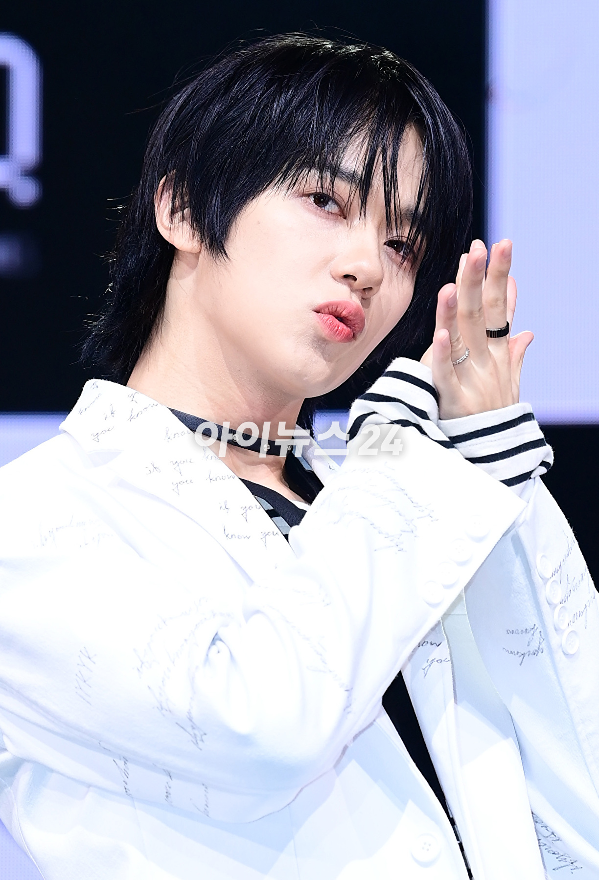 그룹 오메가엑스 예찬이 7일 오후 서울 광진구 예스24라이브홀에서 열린 오메가엑스(OMEGA X) 세 번째 미니앨범 'iykyk(if you know, you know)'(이프 유 노, 유 노) 발매 기념 쇼케이스에서 포토타임을 갖고 있다. [사진=정소희 기자]