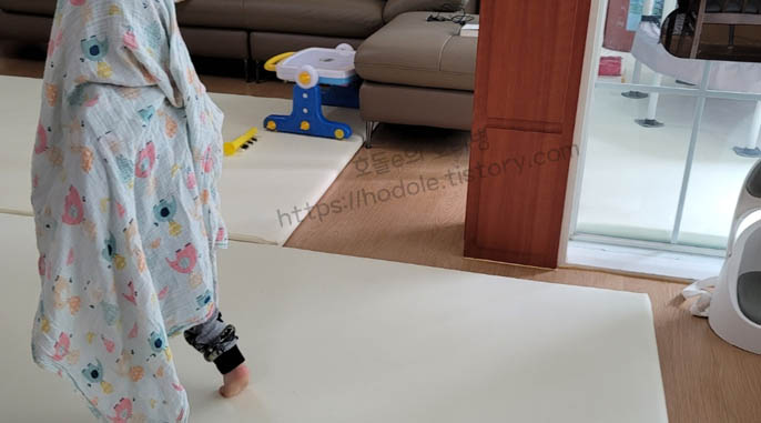 이불 뒤집어쓰고있는 아기