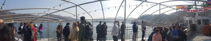 남이섬에서 출발한 배안의 풍경과 승객들과 강과 산