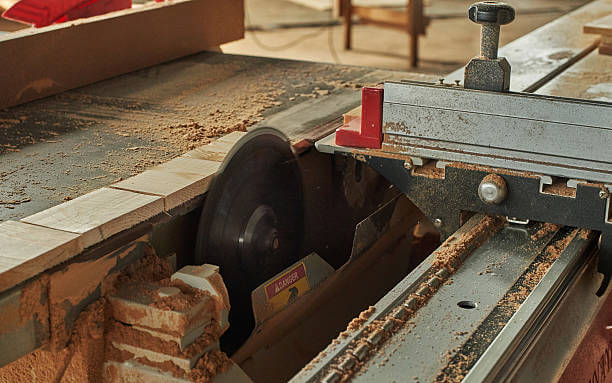 횡절반으로 목재를 자르는 사진