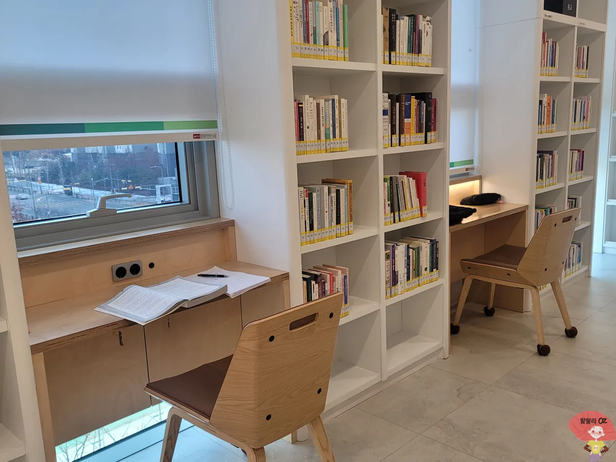 경기도-구리시-갈매도서관-5층-성인-종합자료실-책상