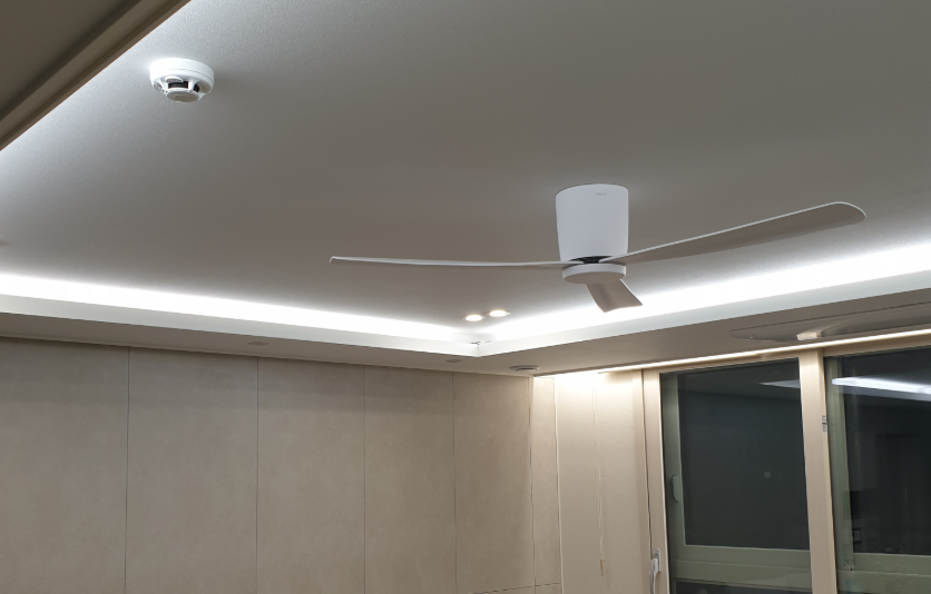 거실에 설치된 실링팬 사진