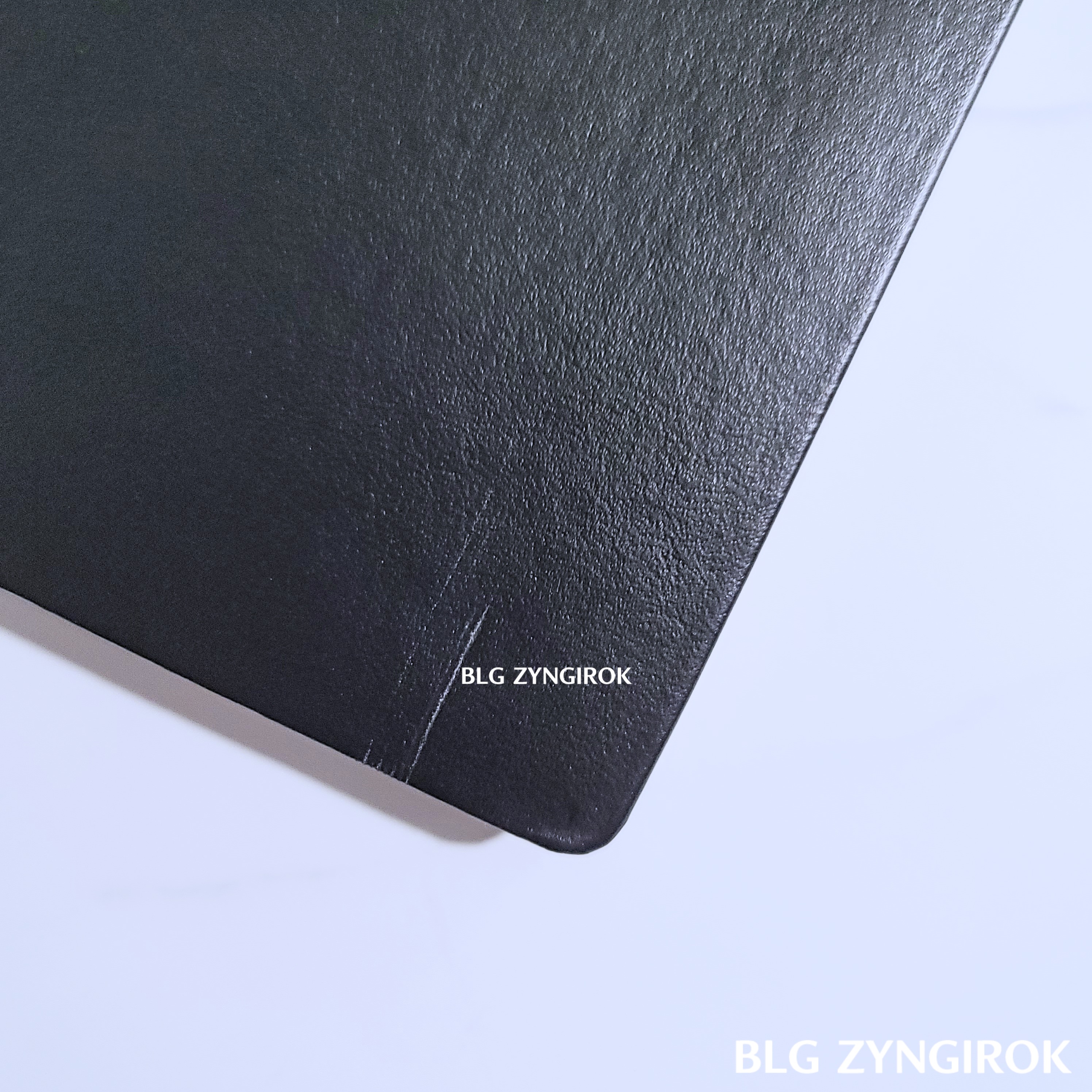 로이텀 노트 모서리 모습이다.