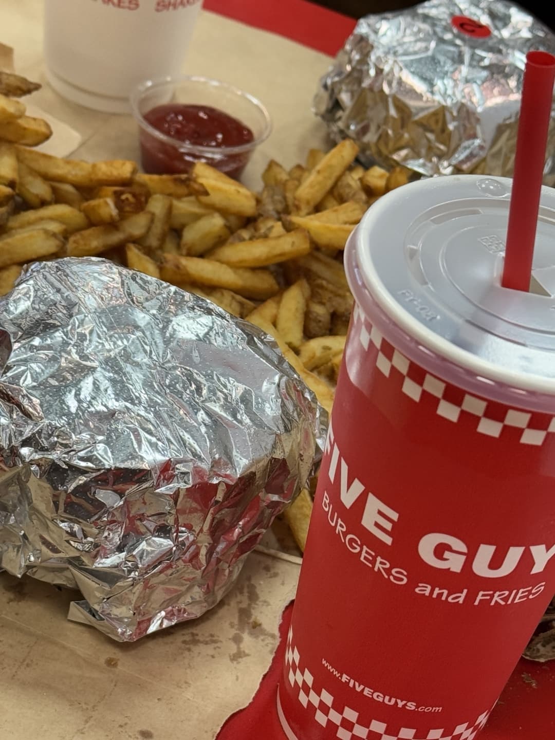 🍔 파이브가이즈 여의도점 – 두툼한 패티와 땅콩의 유혹, 여기가 미국입니다. 미국 버거의 정석